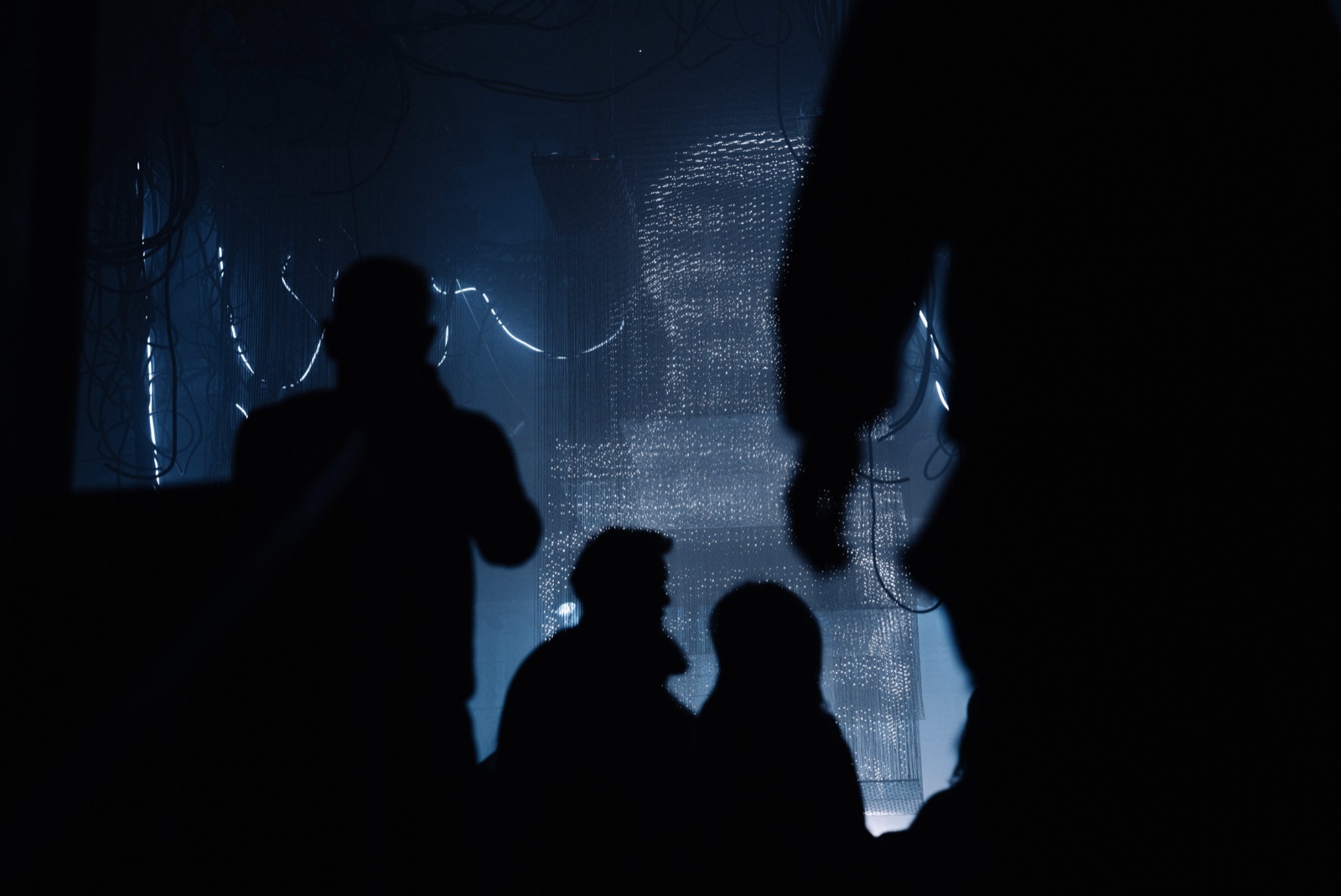 Pre-event Outline 2025 — гости у волюметрической LED-инсталляции на ARMA