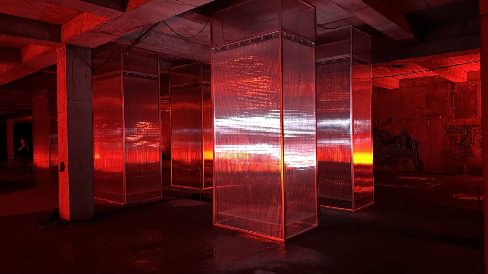 REFRACTION — Светящиеся нити внутри прозрачных боксов